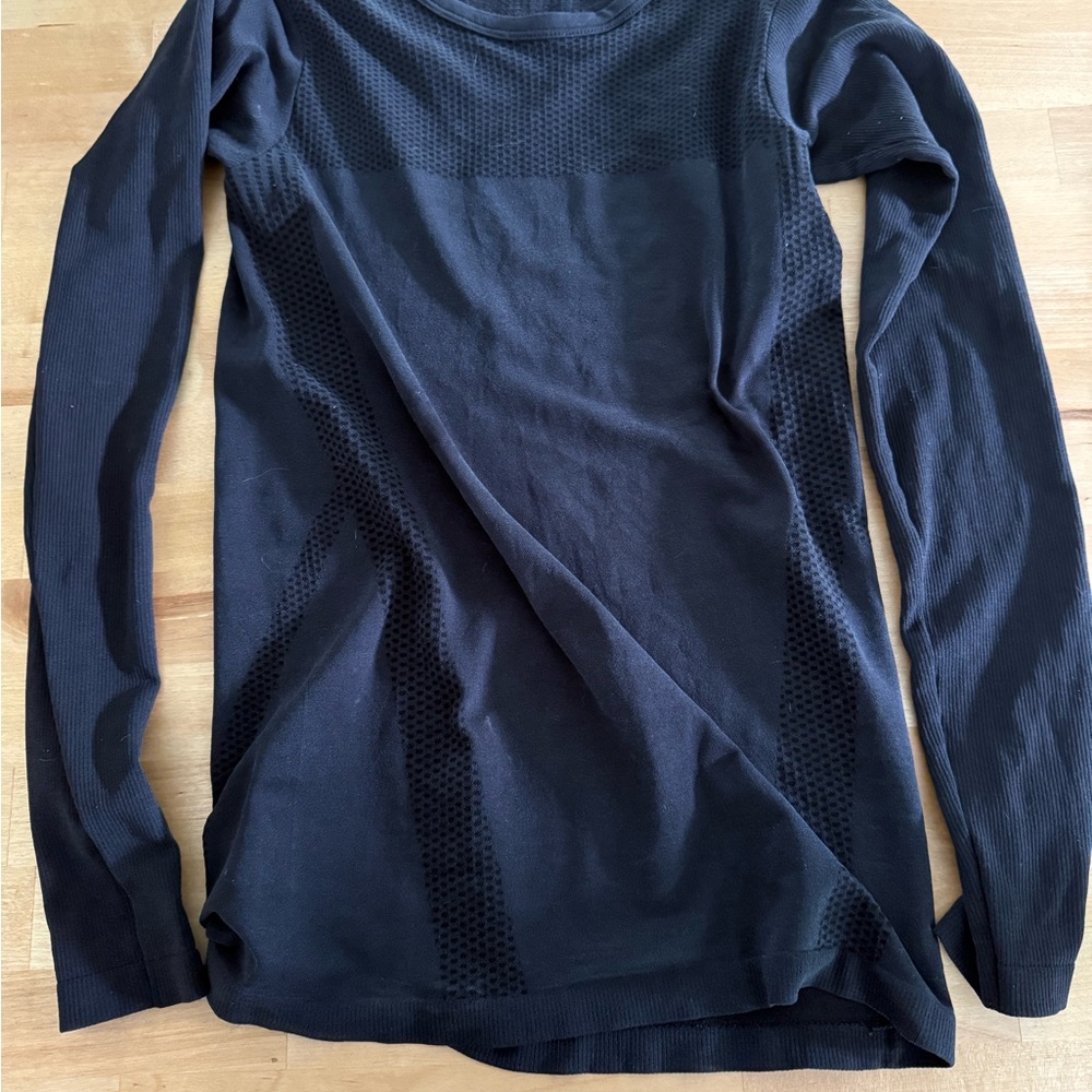 Black ALO long sleeve perfect condition.